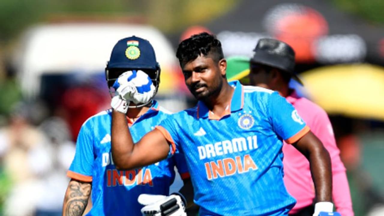 പന്തിനെ മറികടന്ന് സഞ്ജു ടി20 ലോകകപ്പില് വിക്കറ്റ് കീപ്പറാവുമെന്ന് റിപ്പോര്ട്ട്! പതിനഞ്ചംഗ സാധ്യത ടീം പുറത്ത് പന്തിനെ മറികടന്ന് സഞ്ജു ടി20 ലോകകപ്പില് വിക്കറ്റ് കീപ്പറാവുമെന്ന് റിപ്പോര്ട്ട്! പതിനഞ്ചംഗ സാധ്യത ടീം പുറത്ത്