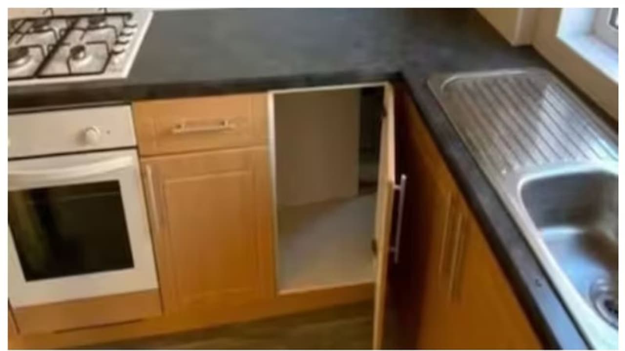 അടുക്കളയിലെ സിങ്കിന് അടിയിലെ ദ്വാരം പരിശോധിച്ച ദമ്പതികൾ ഞെട്ടി; എല്ലാവിധ സൌകര്യങ്ങളോടും കൂടിയ രഹസ്യമുറി!