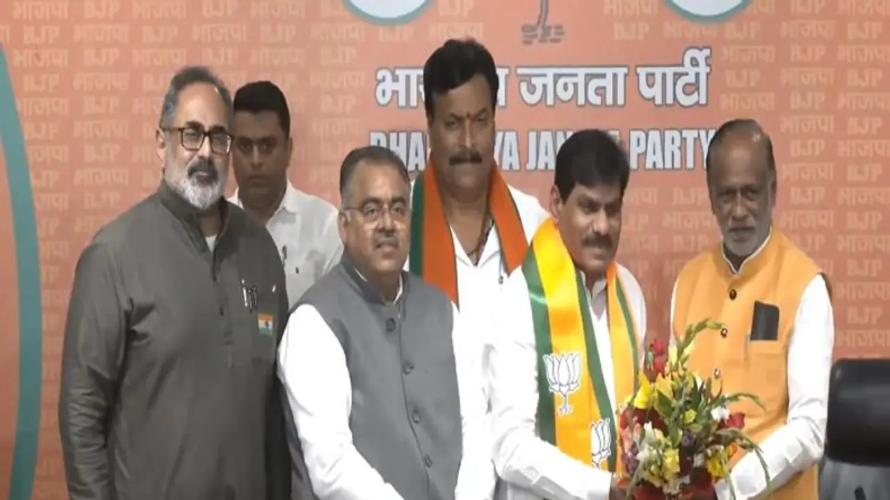 బీఆర్ఎస్కు షాక్: బీజేపీలో చేరిన జహీరాబాద్ ఎంపీ బి.బి.పాటిల్ బీఆర్ఎస్కు షాక్: బీజేపీలో చేరిన జహీరాబాద్ ఎంపీ బి.బి.పాటిల్