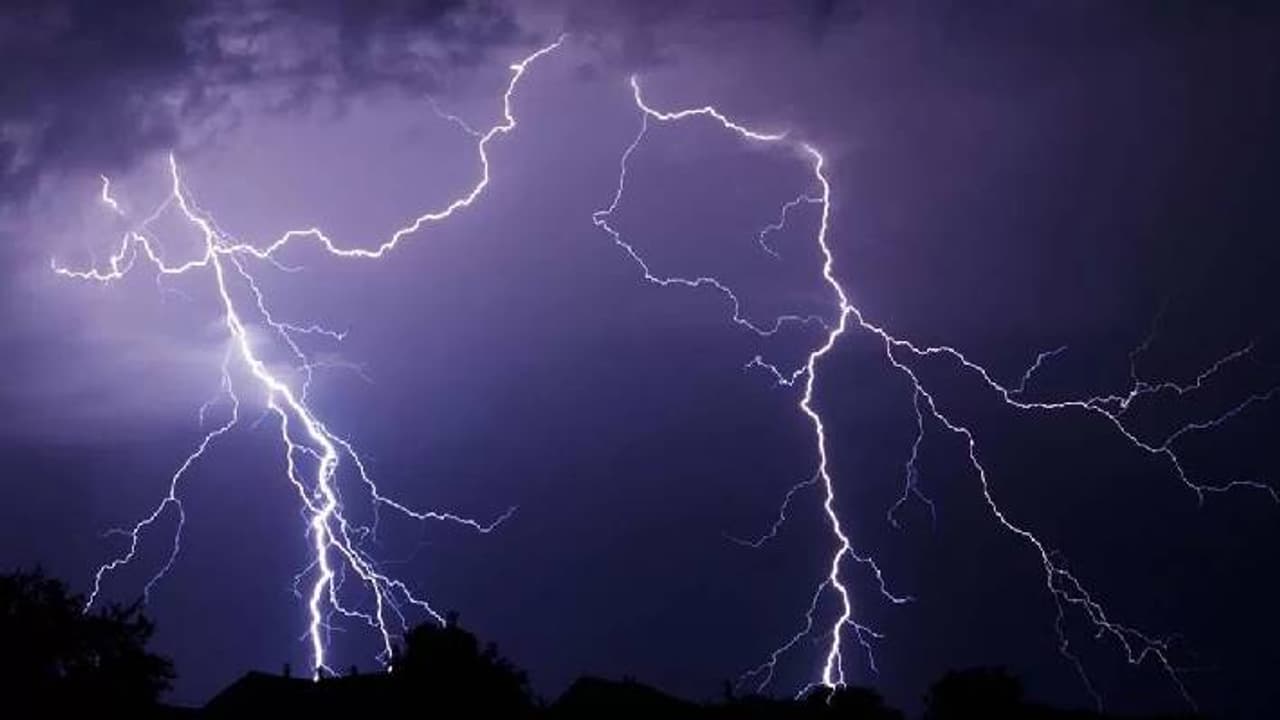 Kerala likely to experience rainfall in 10 districts amid soaring temperature tomorrow Kerala likely to experience rainfall in 10 districts amid soaring temperature tomorrow