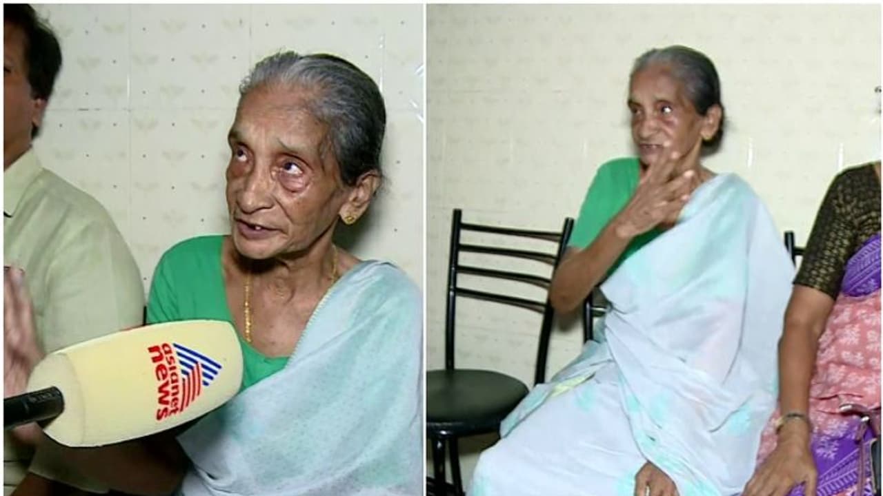 വൃദ്ധ മാതാവിനോട് മക്കളുടെ ക്രൂരത; അമ്മയെ വീട്ടിൽ കയറ്റുന്നില്ലെന്ന് പരാതി, പ്രതിഷേധിച്ച് നാട്ടുകാര്‍