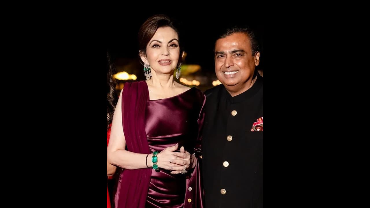 களைகட்டிய அம்பானி வீட்டு திருமணம்.. குஜராத்திற்கு படையெடுத்த பாலிவுட், சர்வதேச பிரபலங்கள்.. களைகட்டிய அம்பானி வீட்டு திருமணம்.. குஜராத்திற்கு படையெடுத்த பாலிவுட், சர்வதேச பிரபலங்கள்..