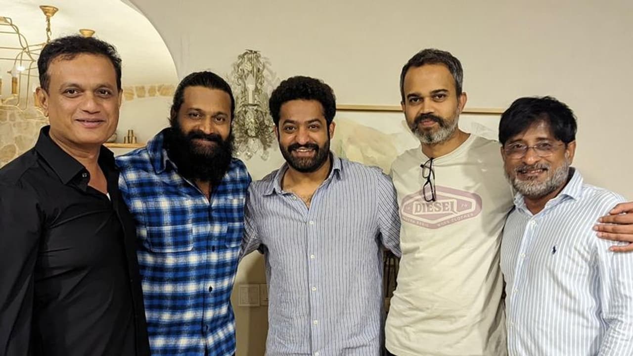 బెంగుళూరు ప్రైవేట్ పార్టీలో ఎన్టీఆర్ సందడి... పక్కనే క్రేజీ ఫెలోస్! బెంగుళూరు ప్రైవేట్ పార్టీలో ఎన్టీఆర్ సందడి... పక్కనే క్రేజీ ఫెలోస్!