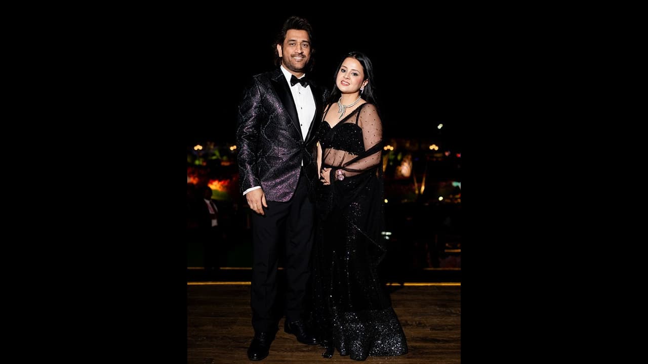 MS Dhoni: குறையாத காதல், பிளாக் அண்ட் பிளாக் லுக்கில் மனைவியோடு போஸ் கொடுத்த தோனி – வைரலாகும் புகைப்படம்! MS Dhoni: குறையாத காதல், பிளாக் அண்ட் பிளாக் லுக்கில் மனைவியோடு போஸ் கொடுத்த தோனி – வைரலாகும் புகைப்படம்!