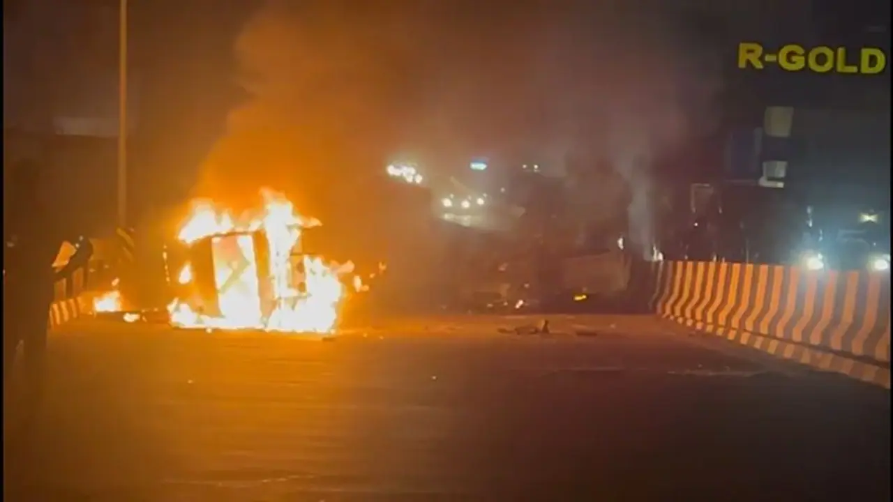 கிணத்துக்கடவு பாலத்தில் பற்றி எரிந்த ஆம்புலன்ஸ்; கார் மோதியதால் நிகழ்ந்த விபரீதம்