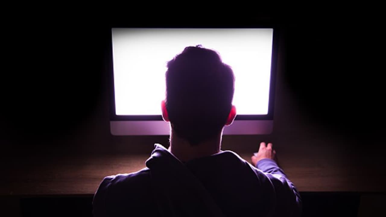 ಕಾಮಿಡಿ ಶೋ ನೋಡ್ತಾ ನಕ್ಕೂ ನಕ್ಕೂ ಪ್ರಜ್ಞೆ ತಪ್ಪಿ ಬಿದ್ದ ವ್ಯಕ್ತಿ! ಹೀಗೂ ಉಂಟಾ?