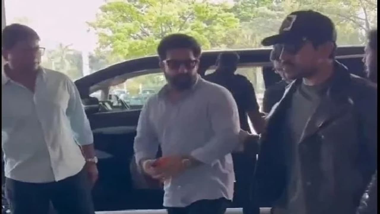 బేగంపేట ఎయిరో పోర్టో లో ఎన్టీఆర్ రామ్ చరణ్, ఇద్దరు ఎక్కడికి వెళ్తున్నారు..? బేగంపేట ఎయిరో పోర్టో లో ఎన్టీఆర్ రామ్ చరణ్, ఇద్దరు ఎక్కడికి వెళ్తున్నారు..?