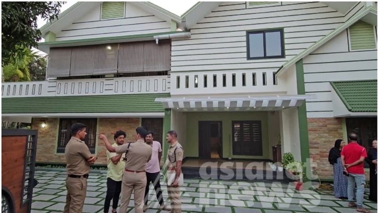 ഉംറയ്ക്ക് പോയ തീർത്ഥാടകന്റെ അടച്ചിട്ട വീട് കുത്തിത്തുറന്ന് മോഷണം ഉംറയ്ക്ക് പോയ തീർത്ഥാടകന്റെ അടച്ചിട്ട വീട് കുത്തിത്തുറന്ന് മോഷണം