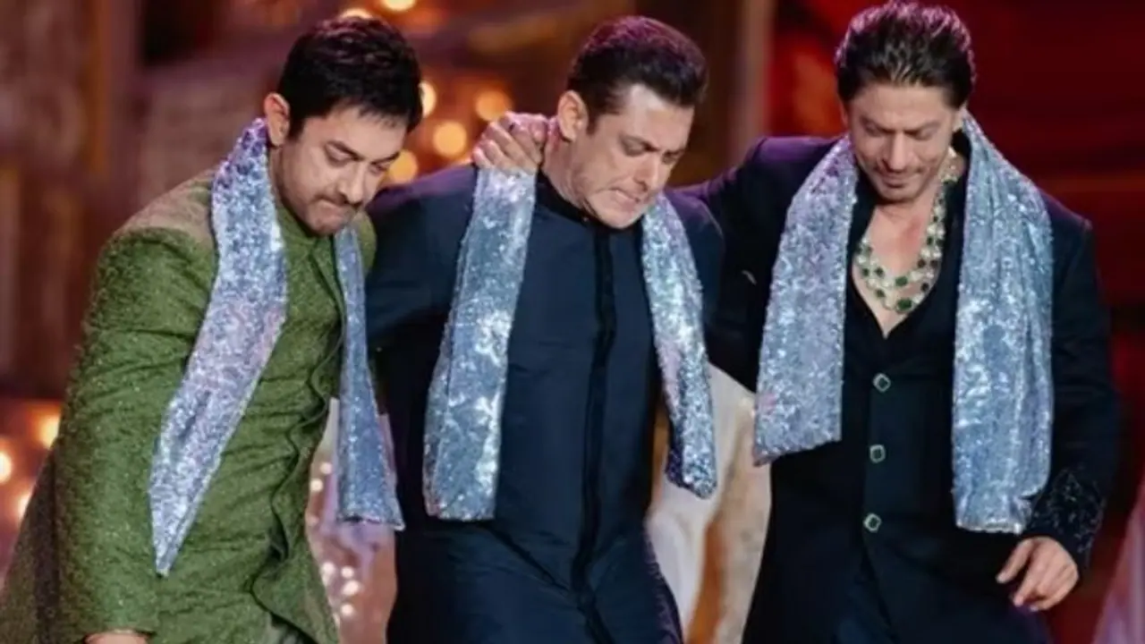 ಆಮೀರ್, ಶಾರೂಖ್, ಸಲ್ಮಾನ್ ಅಂಬಾನಿ ಸಮಾರಂಭದಲ್ಲಿ ನಾಟು ನಾಟು ಹಾಡಿಗೆ ಡ್ಯಾನ್ಸ್ ಬಾರದೆ ಒದ್ದಾಡಿದ 'ಖಾನ್‌'ದಾನ್