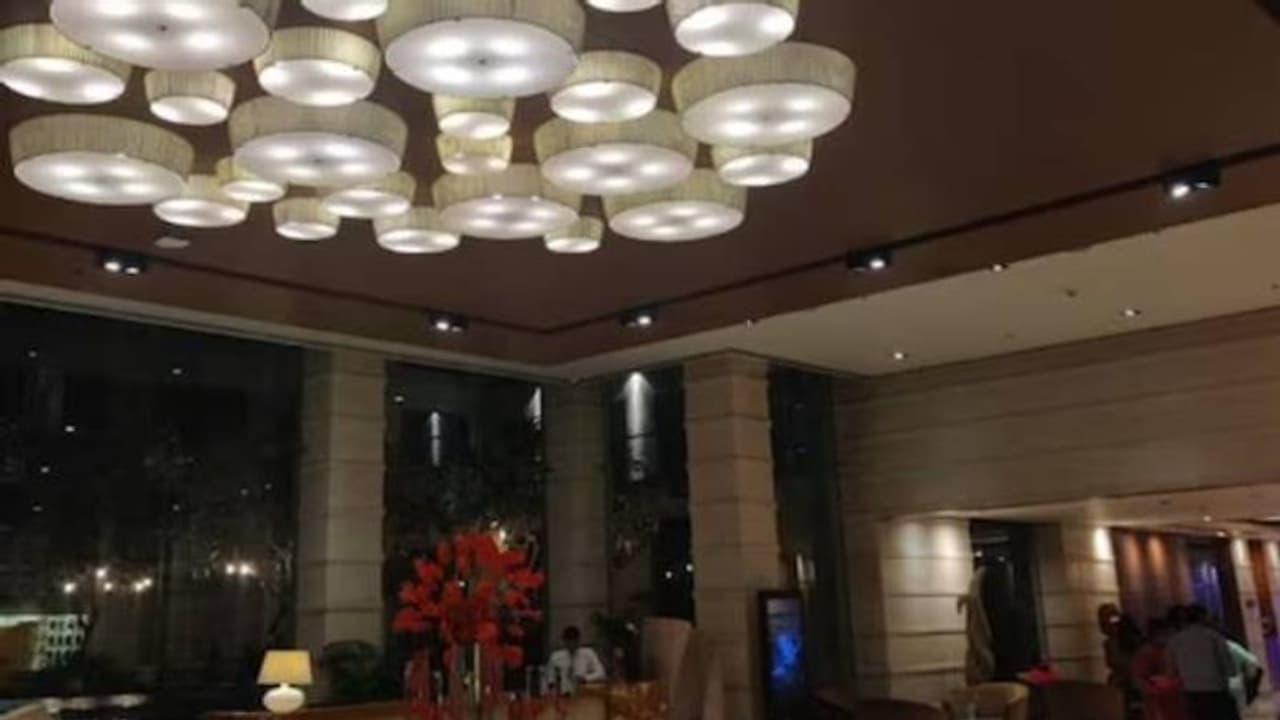 ഫൈവ് സ്റ്റാർ ഹോട്ടലിൽ ഡ്രൈവർക്ക് പ്രത്യേക താമസസൗകര്യം നൽകിയില്ലെന്ന് യുവാവ്, പരിഹസിച്ച് സോഷ്യൽ മീഡിയ