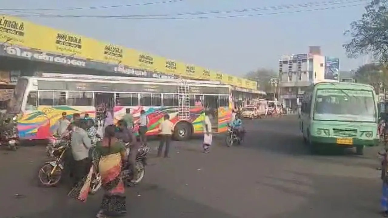 திமுக எம்எல்ஏ பஸ்ஸில் அரசு பஸ் டிக்கெட் விநியோகம்.. அதிர்ச்சியில் பொதுமக்கள்.. பெரம்பலூரில் பரபரப்பு..!