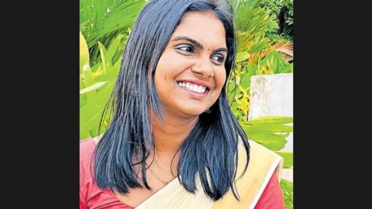 വിവാഹ നിശ്ചയത്തിന് 2 മാസം മാത്രം, സ്കൂട്ടറിൽ കെഎസ്ആർടിസി ബസ് ഇടിച്ചുകയറി; ടെക്കി യുവതിക്ക് ദാരുണാന്ത്യം