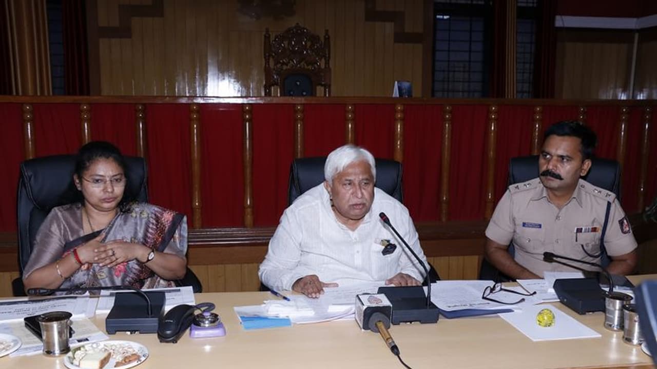 ನೀರಿನ ಸಮಸ್ಯೆ ಇರುವೆಡೆ ತಕ್ಷಣವೇ ಟ್ಯಾಂಕರ್ ಮೂಲಕ ಪೂರೈಸಿ: ಸಚಿವ ಎಚ್.ಕೆ.ಪಾಟೀಲ್ ನೀರಿನ ಸಮಸ್ಯೆ ಇರುವೆಡೆ ತಕ್ಷಣವೇ ಟ್ಯಾಂಕರ್ ಮೂಲಕ ಪೂರೈಸಿ: ಸಚಿವ ಎಚ್.ಕೆ.ಪಾಟೀಲ್