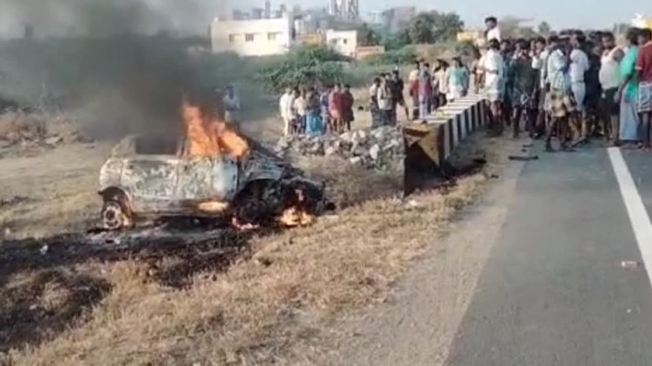 விருதுநகர்.. தரைப்பாலத்தில் மோதிய கார் பள்ளத்தில் விழுந்து விபத்து தீ பிடித்ததில் ஒருவர் உடல் கருகி பலி! விருதுநகர்.. தரைப்பாலத்தில் மோதிய கார் பள்ளத்தில் விழுந்து விபத்து தீ பிடித்ததில் ஒருவர் உடல் கருகி பலி!