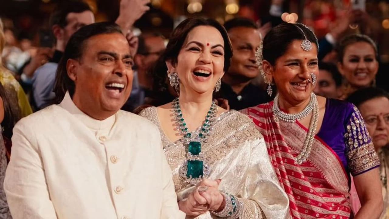 മകന്റെ വിവാഹം ആഡംബരമാക്കിയതിന് പിന്നിൽ ഈ കാരണം; വിമർശനങ്ങളുടെ വായടപ്പിച്ച് നിത അംബാനി മകന്റെ വിവാഹം ആഡംബരമാക്കിയതിന് പിന്നിൽ ഈ കാരണം; വിമർശനങ്ങളുടെ വായടപ്പിച്ച് നിത അംബാനി