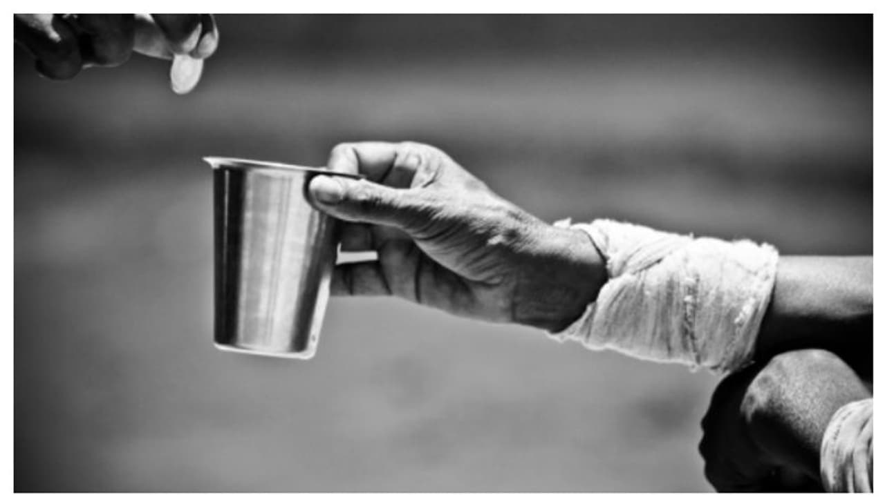 കുഞ്ഞിനെയും കയ്യിലെടുത്ത് ഒരു മാസമായി ഭിക്ഷാടനം; കൈവശം വമ്പൻ തുക, പിടികൂടിയപ്പോള്‍ അന്തംവിട്ട് പൊലീസ് 