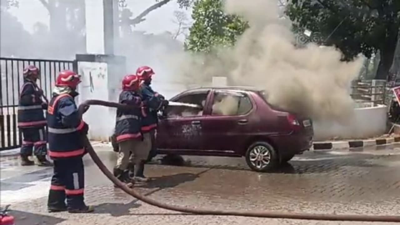 ചാലക്കുടിയില് പാര്ക്കിന് മുന്നില് നിര്ത്തിയിട്ടിരുന്ന കാറിന് തീ പിടിച്ചു ചാലക്കുടിയില് പാര്ക്കിന് മുന്നില് നിര്ത്തിയിട്ടിരുന്ന കാറിന് തീ പിടിച്ചു