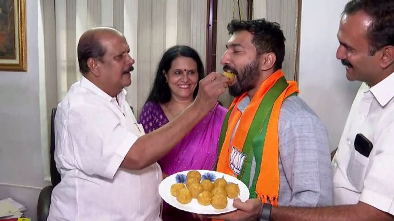 'അനിലിനോട് പിണക്കമില്ല', മധുരം നല്കി സ്വീകരിച്ച് പിസി ജോര്ജ്; തുഷാര് വെള്ളാപ്പള്ളിക്കും മറുപടി 'അനിലിനോട് പിണക്കമില്ല', മധുരം നല്കി സ്വീകരിച്ച് പിസി ജോര്ജ്; തുഷാര് വെള്ളാപ്പള്ളിക്കും മറുപടി