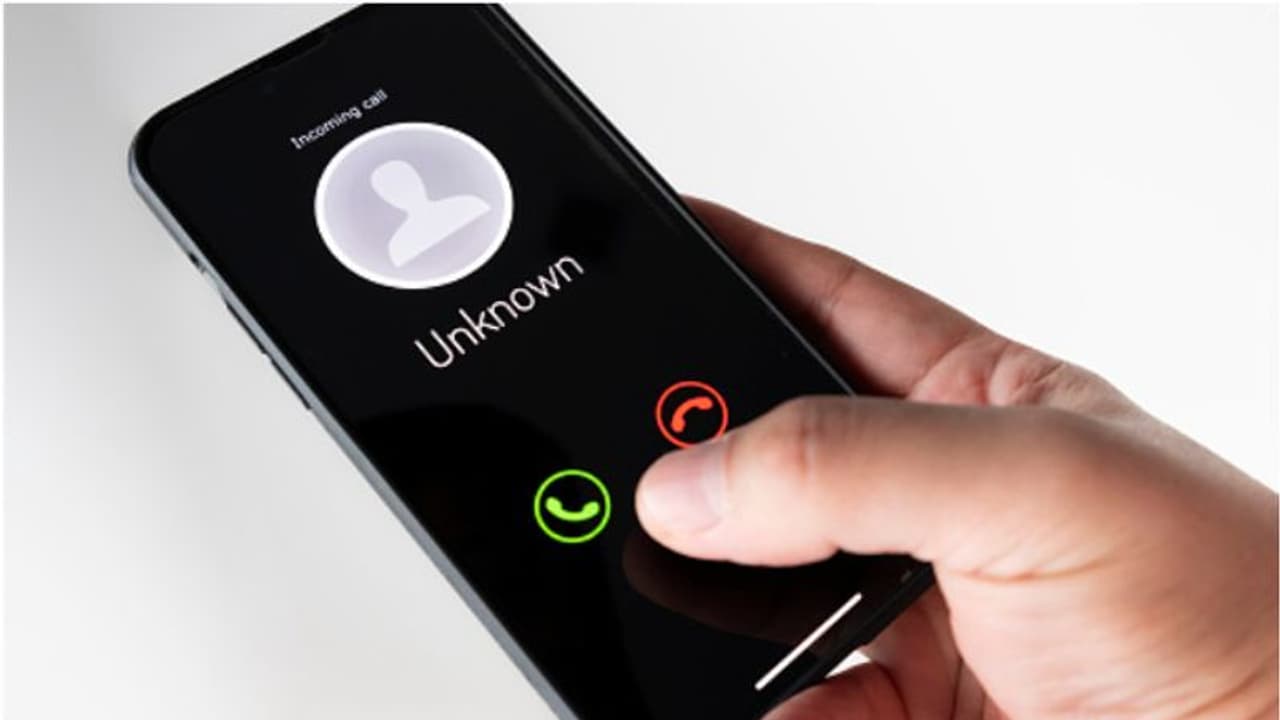 '15 മിനിട്ടിൽ തിരികെത്തരാം'; 57കാരനിൽ നിന്ന് 85 ലക്ഷം തട്ടി, നഷ്ടമായത് മകന്റെ വിദേശ പഠനത്തിന് നിക്ഷേപിച്ച പണം '15 മിനിട്ടിൽ തിരികെത്തരാം'; 57കാരനിൽ നിന്ന് 85 ലക്ഷം തട്ടി, നഷ്ടമായത് മകന്റെ വിദേശ പഠനത്തിന് നിക്ഷേപിച്ച പണം