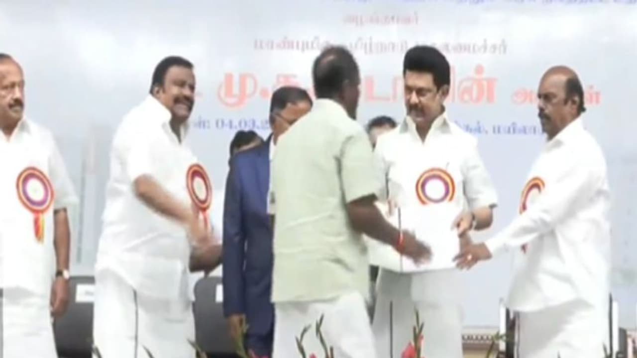 சொன்ன தொகை தரல.. மேடையில் முதல்வர் முன் காசோலையை திருப்பி கொடுத்த நபர்.. என்ன ஆச்சு? அண்ணாமலை சொன்ன தகவல்! சொன்ன தொகை தரல.. மேடையில் முதல்வர் முன் காசோலையை திருப்பி கொடுத்த நபர்.. என்ன ஆச்சு? அண்ணாமலை சொன்ன தகவல்!