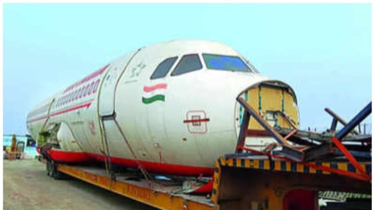 റോഡിലിറങ്ങിയ വിമാനം കാരണം പുലിവാല് പിടിച്ച് പൊലീസ്; ഡ്രൈവർ മുങ്ങി, സ്ട്രീറ്റ് ലൈറ്റുകളും സിഗ്നലുകളും തകർന്നു റോഡിലിറങ്ങിയ വിമാനം കാരണം പുലിവാല് പിടിച്ച് പൊലീസ്; ഡ്രൈവർ മുങ്ങി, സ്ട്രീറ്റ് ലൈറ്റുകളും സിഗ്നലുകളും തകർന്നു