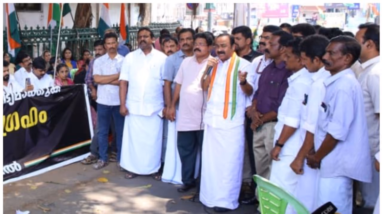 പൂച്ചകൾക്ക് പ്രസവിക്കാൻ ഏറ്റവും നല്ല സ്ഥലം ഇപ്പോൾ സംസ്ഥാന ഖജനാവാണെന്ന് വി.ഡി സതീശൻ പൂച്ചകൾക്ക് പ്രസവിക്കാൻ ഏറ്റവും നല്ല സ്ഥലം ഇപ്പോൾ സംസ്ഥാന ഖജനാവാണെന്ന് വി.ഡി സതീശൻ