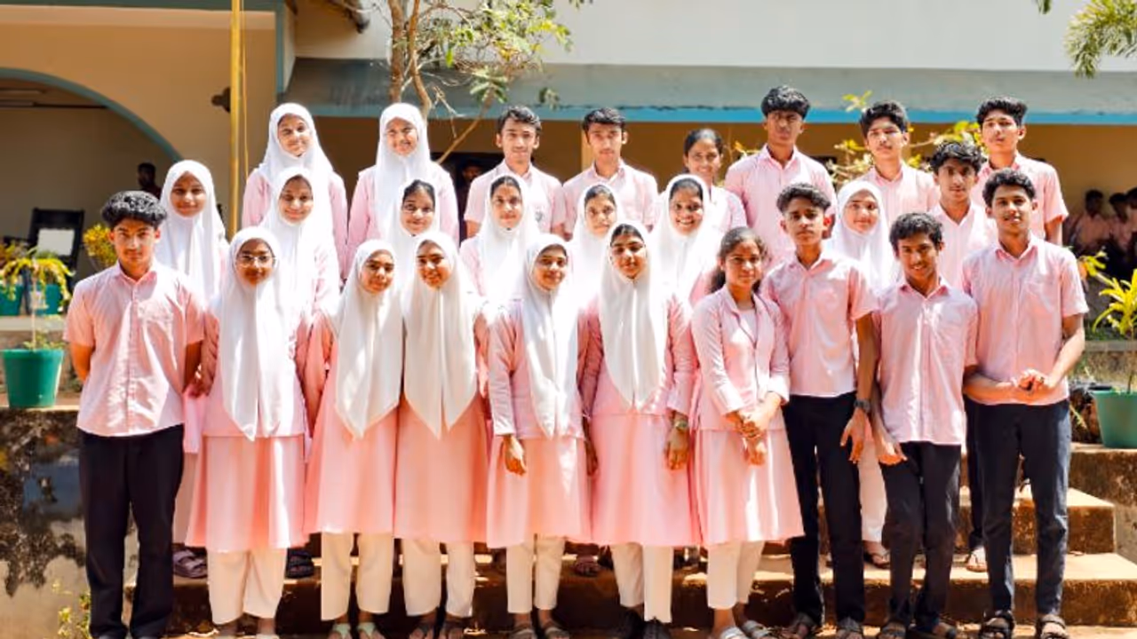 ഇങ്ങനെ ഒരു എസ്എസ്എൽസി പരീക്ഷ ഇനി ഉണ്ടാവില്ല ! ഒരേ സെന്‍ററിൽ പരീക്ഷ എഴുതാനെത്തിയത് 13 ജോഡി ഇരട്ടകള്‍...