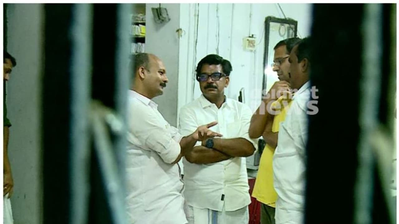 കോതമംഗലം സംഘർഷം: അറസ്റ്റിലായ മാത്യു കുഴൽനാടൻ എംഎൽഎക്കും ഡിസിസി പ്രസിഡന്റ് മുഹമ്മദ് ഷിയാസിനും ഇടക്കാല ജാമ്യം കോതമംഗലം സംഘർഷം: അറസ്റ്റിലായ മാത്യു കുഴൽനാടൻ എംഎൽഎക്കും ഡിസിസി പ്രസിഡന്റ് മുഹമ്മദ് ഷിയാസിനും ഇടക്കാല ജാമ്യം