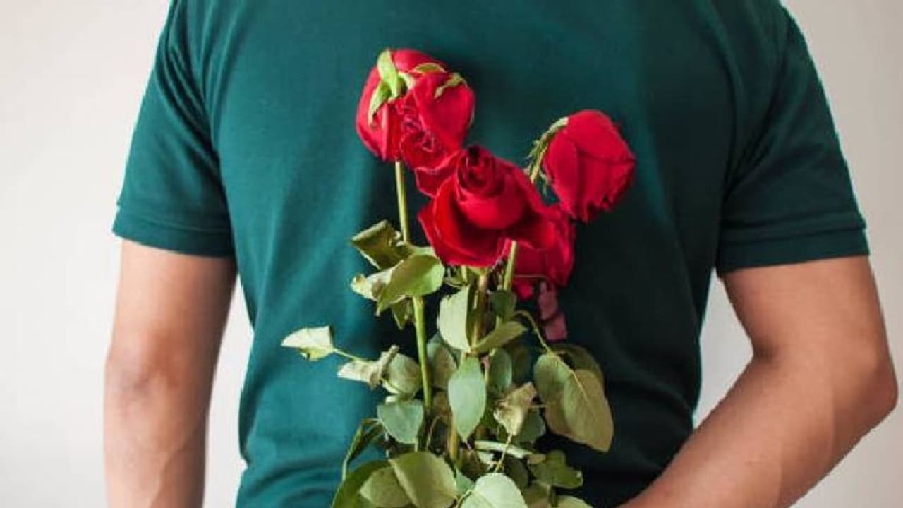 പഴയ കാമുകിയുമായി വീണ്ടും പ്രണയത്തിലാവാൻ കൊതിയെന്ന് യുവാവ്, നാണമുണ്ടോ എന്ന് നെറ്റിസൺസ്