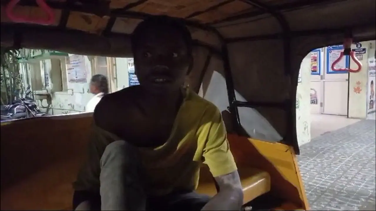 விழுப்புரத்தில் குழந்தையை கடத்த முயற்சி? வடமாநில வாலிபருக்கு தர்ம அடி கொடுத்த பொதுமக்கள் விழுப்புரத்தில் குழந்தையை கடத்த முயற்சி? வடமாநில வாலிபருக்கு தர்ம அடி கொடுத்த பொதுமக்கள்