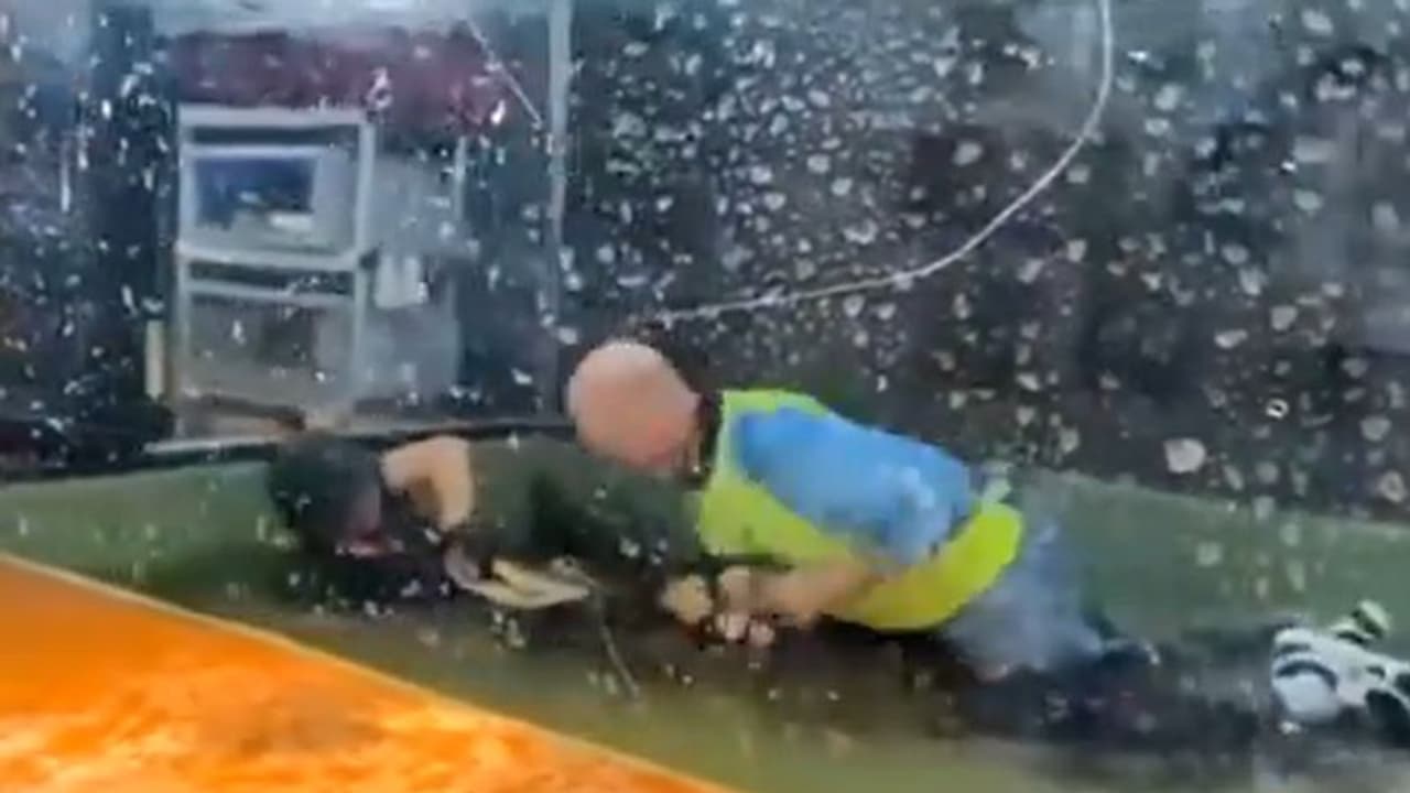 ಝೂ ಸಿಬ್ಬಂದಿ ಮೇಲೆ ದಾಳಿ ನಡೆಸಿ ನೀರಿಗೆ ಎಳೆದೊಯ್ದ ಮೊಸಳೆ, ನೆರವಿಗೆ ಧಾವಿಸಿದ ಪ್ರವಾಸಿಗ!