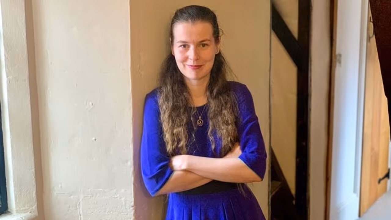 UK Woman escapes medieval toilet trap using cotton buds and eyeliner, relieved after being stuck for 7 hours UK Woman escapes medieval toilet trap using cotton buds and eyeliner, relieved after being stuck for 7 hours