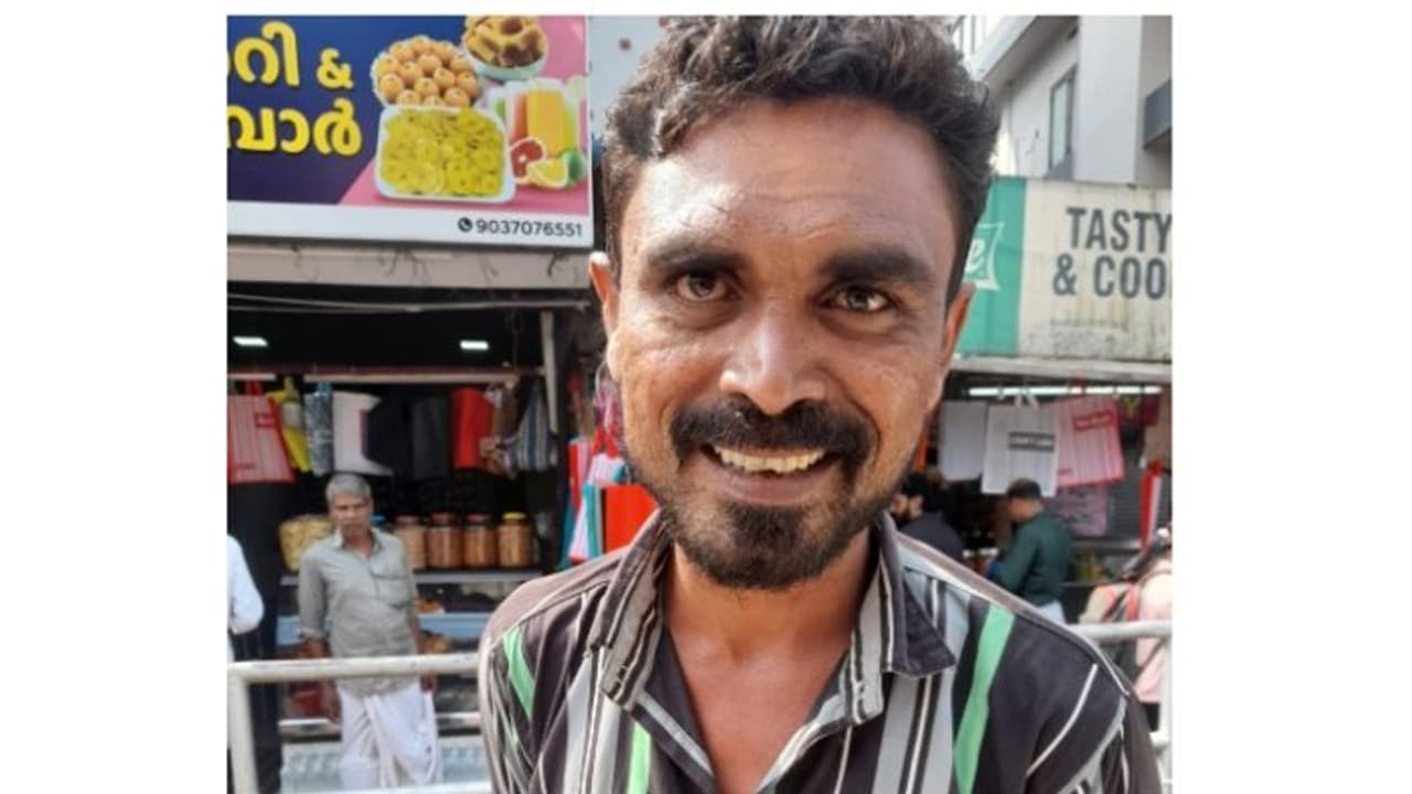 കൈയിലുള്ള ഇളനീർ വേണം, കോഴിക്കോട് വൃദ്ധനെ നടുറോഡിൽ തടഞ്ഞുനിർത്തി യുവാക്കൾ; തരില്ലെന്ന് പറഞ്ഞപ്പോൾ ഭീകര മർദനം കൈയിലുള്ള ഇളനീർ വേണം, കോഴിക്കോട് വൃദ്ധനെ നടുറോഡിൽ തടഞ്ഞുനിർത്തി യുവാക്കൾ; തരില്ലെന്ന് പറഞ്ഞപ്പോൾ ഭീകര മർദനം