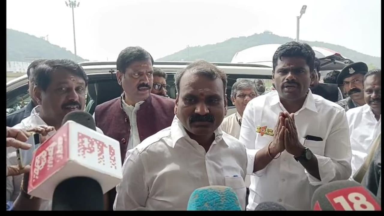 தமிழக பாஜகவின் வேட்பாளர் லிஸ்டோடு டெல்லிக்கு பறந்த அண்ணாமலை, எல். முருகன் பட்டியலில் இடம் பெற போவது யார்.? தமிழக பாஜகவின் வேட்பாளர் லிஸ்டோடு டெல்லிக்கு பறந்த அண்ணாமலை, எல். முருகன் பட்டியலில் இடம் பெற போவது யார்.?