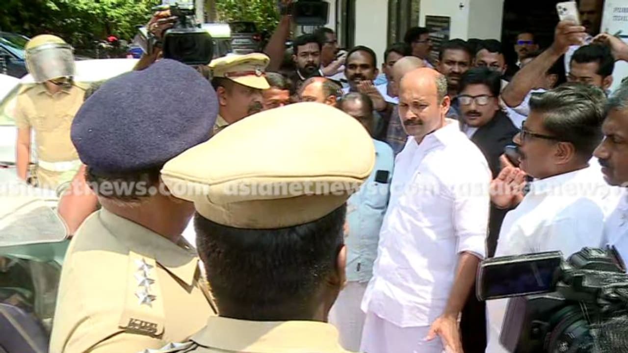 കോതമംഗലം സംഘര്ഷം: കോൺഗ്രസ് നേതാക്കൾക്ക് ഉപാധികളോടെ ജാമ്യം, ഡിസിസി പ്രസിഡന്റിനെ വീണ്ടും അറസ്റ്റ് ചെയ്യാൻ ശ്രമം കോതമംഗലം സംഘര്ഷം: കോൺഗ്രസ് നേതാക്കൾക്ക് ഉപാധികളോടെ ജാമ്യം, ഡിസിസി പ്രസിഡന്റിനെ വീണ്ടും അറസ്റ്റ് ചെയ്യാൻ ശ്രമം