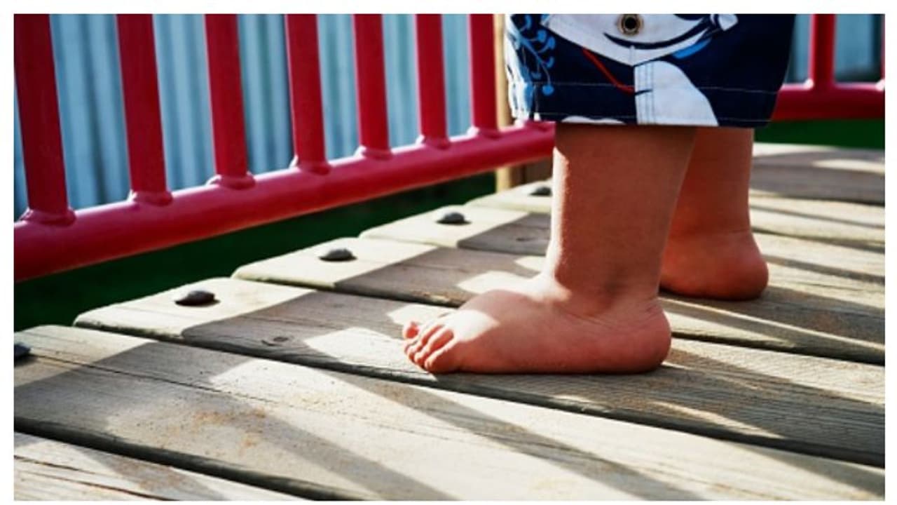 കെട്ടിടത്തിന്‍റെ 20 ാം നിലയിലെ ജനലില്‍ നിന്ന് വീണ് അഞ്ചു വയസ്സുള്ള പ്രവാസി ബാലന്‍ മരിച്ചു