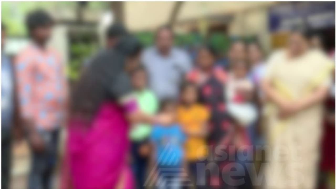 രണ്ട് വയസുകാരിയെ തട്ടിക്കൊണ്ടുപോയ സംഭവം; കുട്ടിയെ മാതാപിതാക്കൾക്ക് കൈമാറി, കേരളത്തിന് നന്ദിയെന്ന് അച്ഛൻ രണ്ട് വയസുകാരിയെ തട്ടിക്കൊണ്ടുപോയ സംഭവം; കുട്ടിയെ മാതാപിതാക്കൾക്ക് കൈമാറി, കേരളത്തിന് നന്ദിയെന്ന് അച്ഛൻ