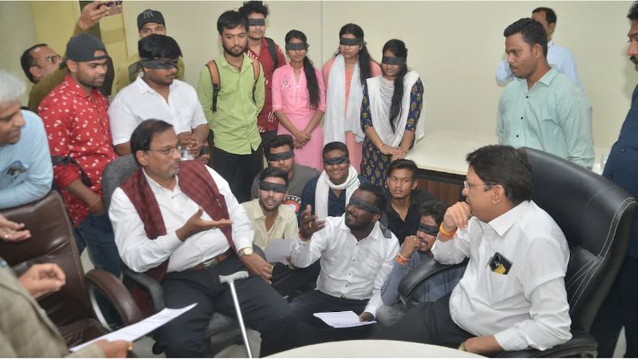 തീയതി പ്രഖ്യാപിച്ചു, ഹാൾ ടിക്കറ്റുകൾ വിതരണം ചെയ്തു, പക്ഷേ പരീക്ഷ മറന്ന് സർവകലാശാല! അമേസിങ്ങെന്ന് വിദ്യാർഥികൾ തീയതി പ്രഖ്യാപിച്ചു, ഹാൾ ടിക്കറ്റുകൾ വിതരണം ചെയ്തു, പക്ഷേ പരീക്ഷ മറന്ന് സർവകലാശാല! അമേസിങ്ങെന്ന് വിദ്യാർഥികൾ