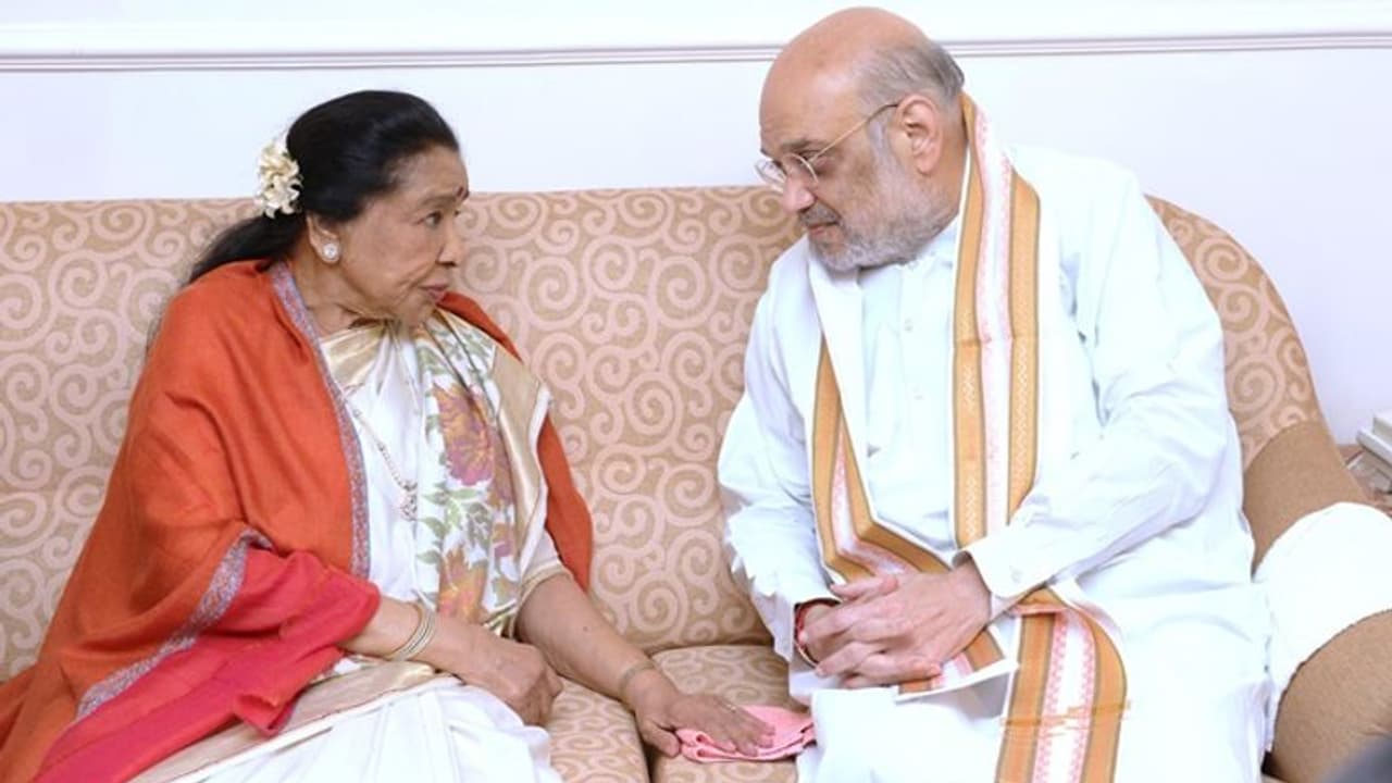 ಅಮಿತ್ ಶಾ ಭೇಟಿಯಾದ ಅಶಾ ಭೋಸ್ಲೆ, ಅಭಿ ನಾ ಜಾವೋ ಚೋಡ್ಕರ್ ಸಾಂಗ್ ಹಾಡಿದ ಗಾಯಕಿ!