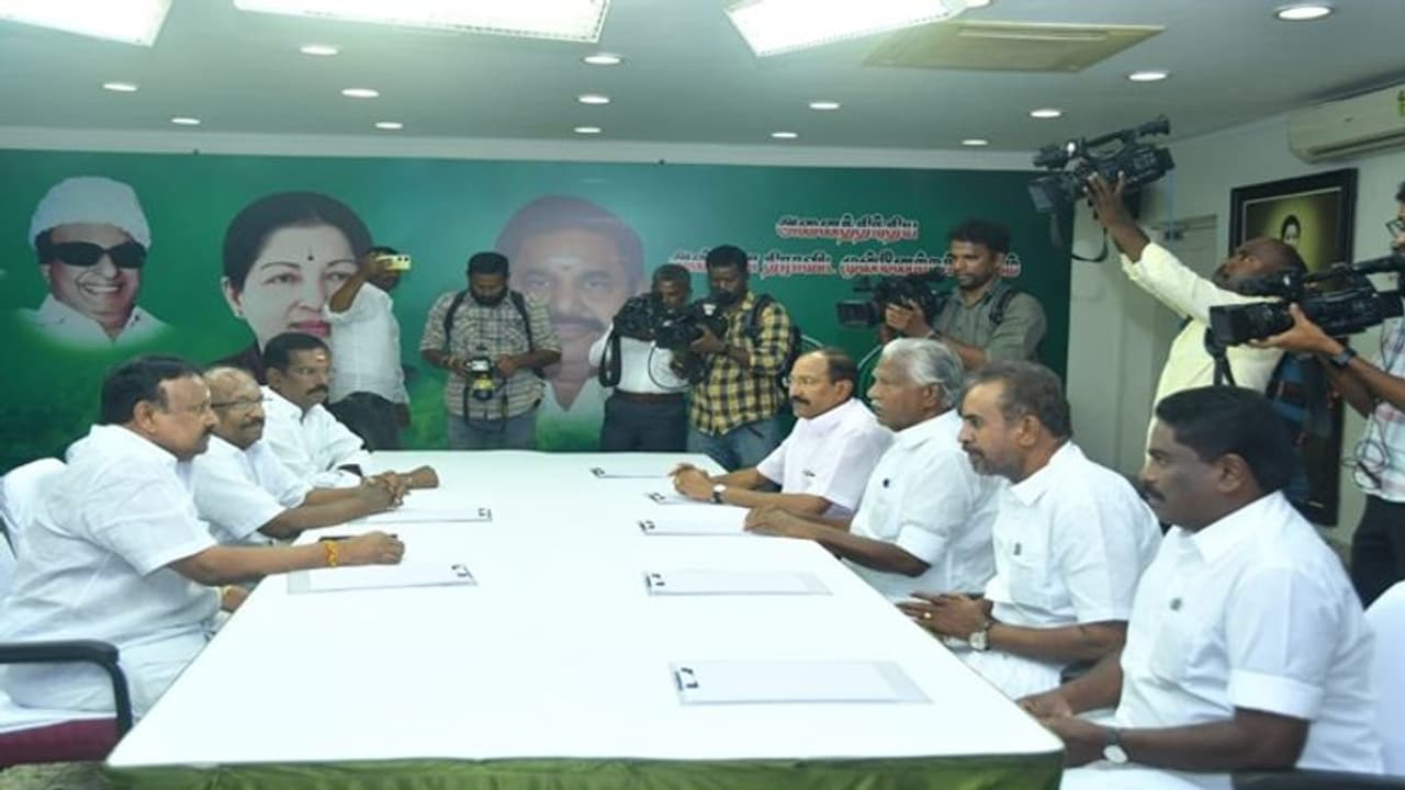 மக்களவை தேர்தலில் தேமுதிகவுக்கு 4 தொகுதிகளை ஒதுக்க அதிமுக முடிவு!