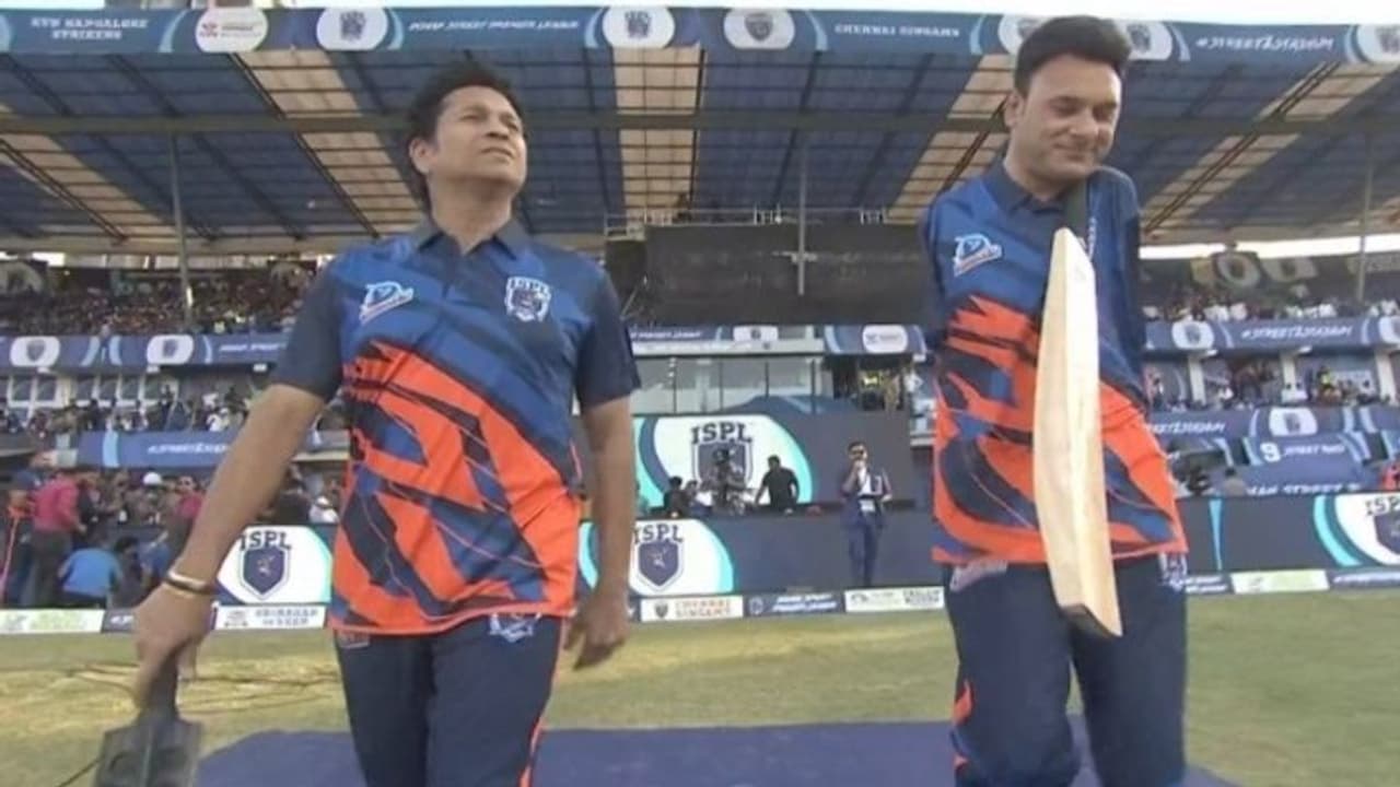 2 கை இல்லாத மாற்றுத்திறனாளி கிரிக்கெட் வீரர் அமீர் ஹூசைனுடன் கிரிக்கெட் விளையாடிய சச்சின் – வைரலாகும் வீடியோ! 2 கை இல்லாத மாற்றுத்திறனாளி கிரிக்கெட் வீரர் அமீர் ஹூசைனுடன் கிரிக்கெட் விளையாடிய சச்சின் – வைரலாகும் வீடியோ!