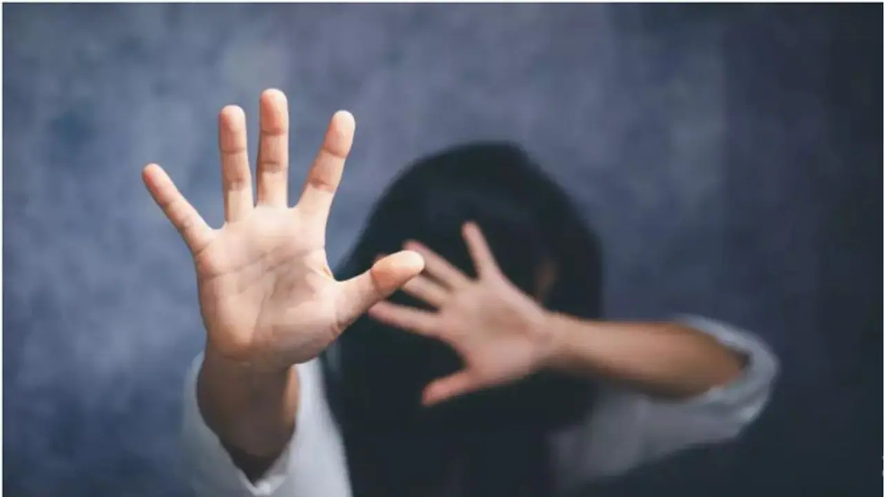 காதலனை நம்பி சென்ற பள்ளி மாணவி! வீட்டில் அடைத்து வைத்து நண்பருடன் செய்த காரியம்! விசாரணையில் பகீர் தகவல்!