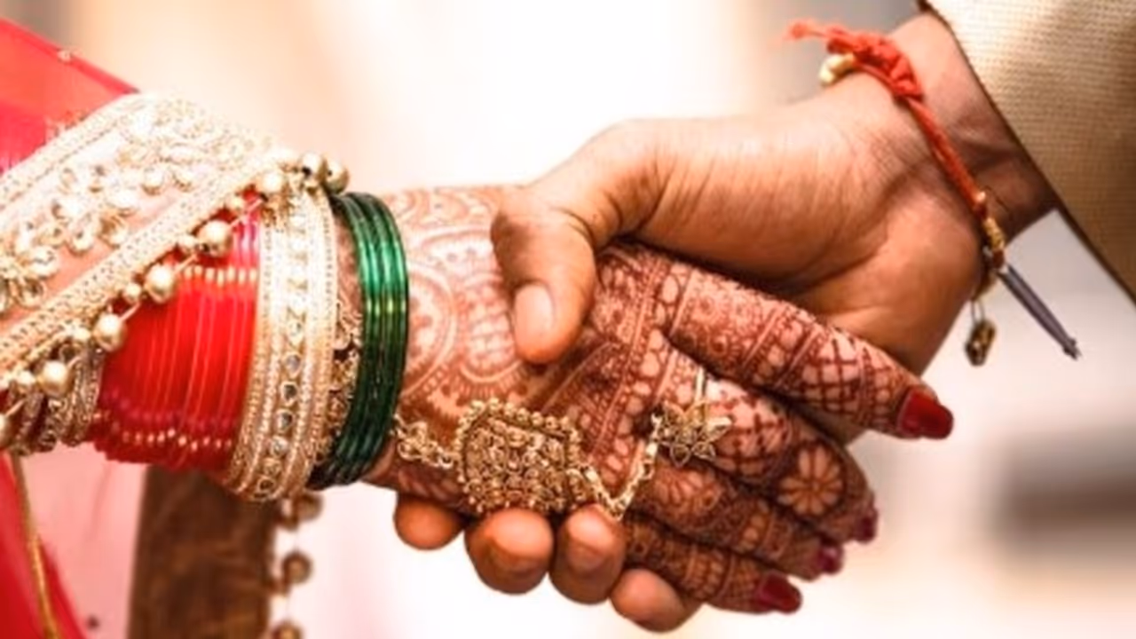 ಸರ್ಕಾರದ ಸಾಮೂಹಿಕ ವಿವಾಹ ಯೋಜನೆ ಹಣ ಪಡೆಯಲು ಸಹೋದರನ ಜೊತೆ ಮದುವೆ! ಸರ್ಕಾರದ ಸಾಮೂಹಿಕ ವಿವಾಹ ಯೋಜನೆ ಹಣ ಪಡೆಯಲು ಸಹೋದರನ ಜೊತೆ ಮದುವೆ!