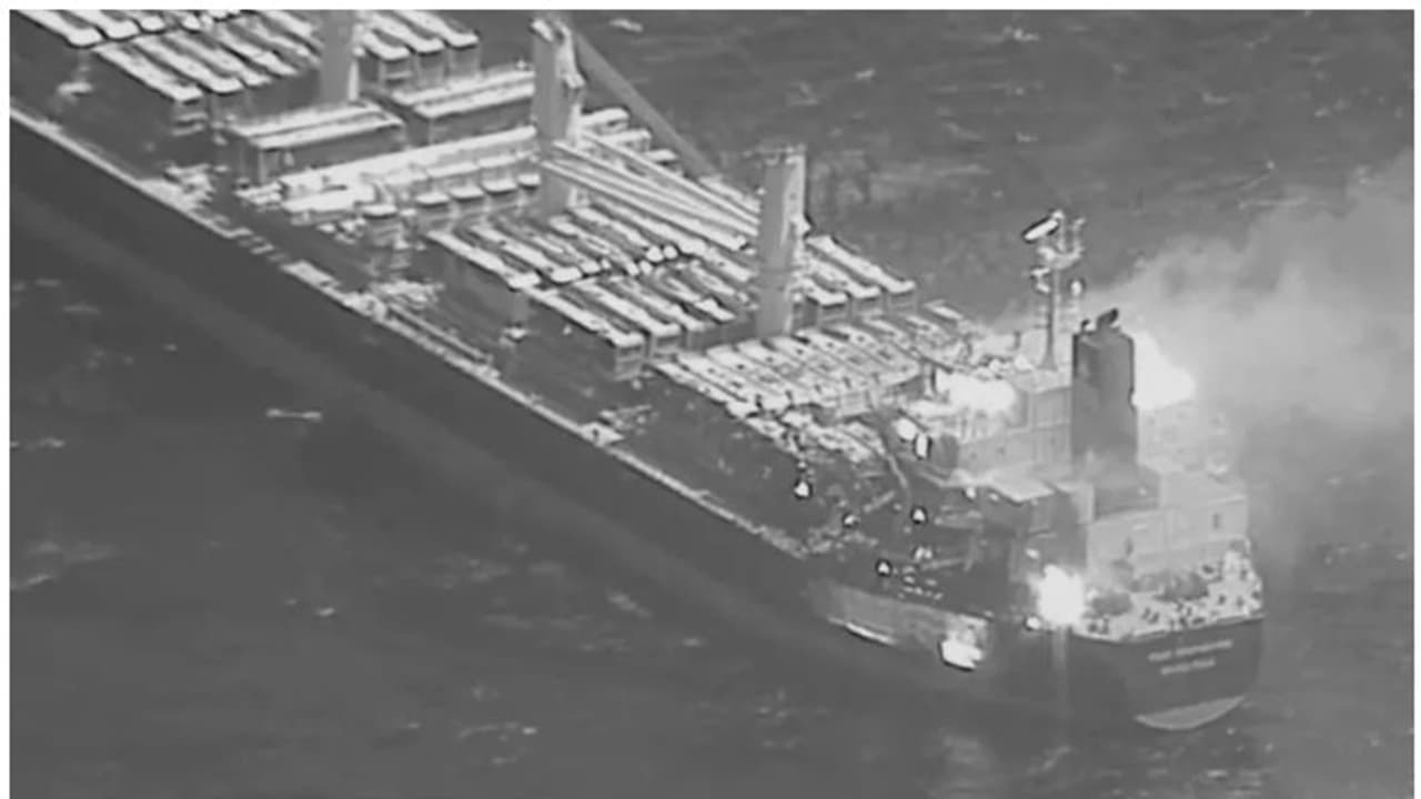 ഹൂതി ആക്രമണം കടുത്തു, ചെങ്കടലിൽ മൂന്ന് കപ്പൽ ജീവനക്കാർ കൊല്ലപ്പെട്ടു; മൂന്നുപേർ ഗുരുതരാവസ്ഥയിൽ ഹൂതി ആക്രമണം കടുത്തു, ചെങ്കടലിൽ മൂന്ന് കപ്പൽ ജീവനക്കാർ കൊല്ലപ്പെട്ടു; മൂന്നുപേർ ഗുരുതരാവസ്ഥയിൽ