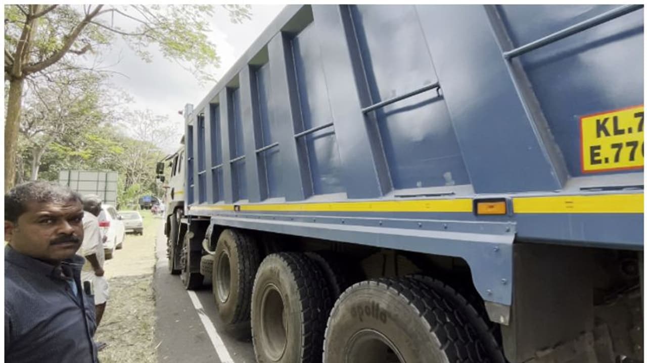 കൂറ്റൻ ലോറികൾ, 17 എണ്ണത്തിൽ ക്രമക്കേട്; പിഴ 7 ലക്ഷം; ഓപ്പറേഷന് ഓവര്ലോഡിൽ കുടുങ്ങി ലോറികൾ കൂറ്റൻ ലോറികൾ, 17 എണ്ണത്തിൽ ക്രമക്കേട്; പിഴ 7 ലക്ഷം; ഓപ്പറേഷന് ഓവര്ലോഡിൽ കുടുങ്ങി ലോറികൾ