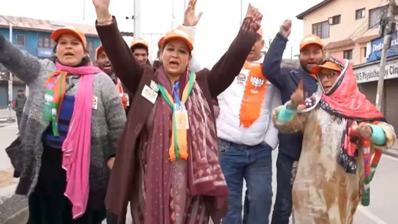 Naya Kashmir welcomes PM Modi to the Valley (WATCH) Naya Kashmir welcomes PM Modi to the Valley (WATCH)