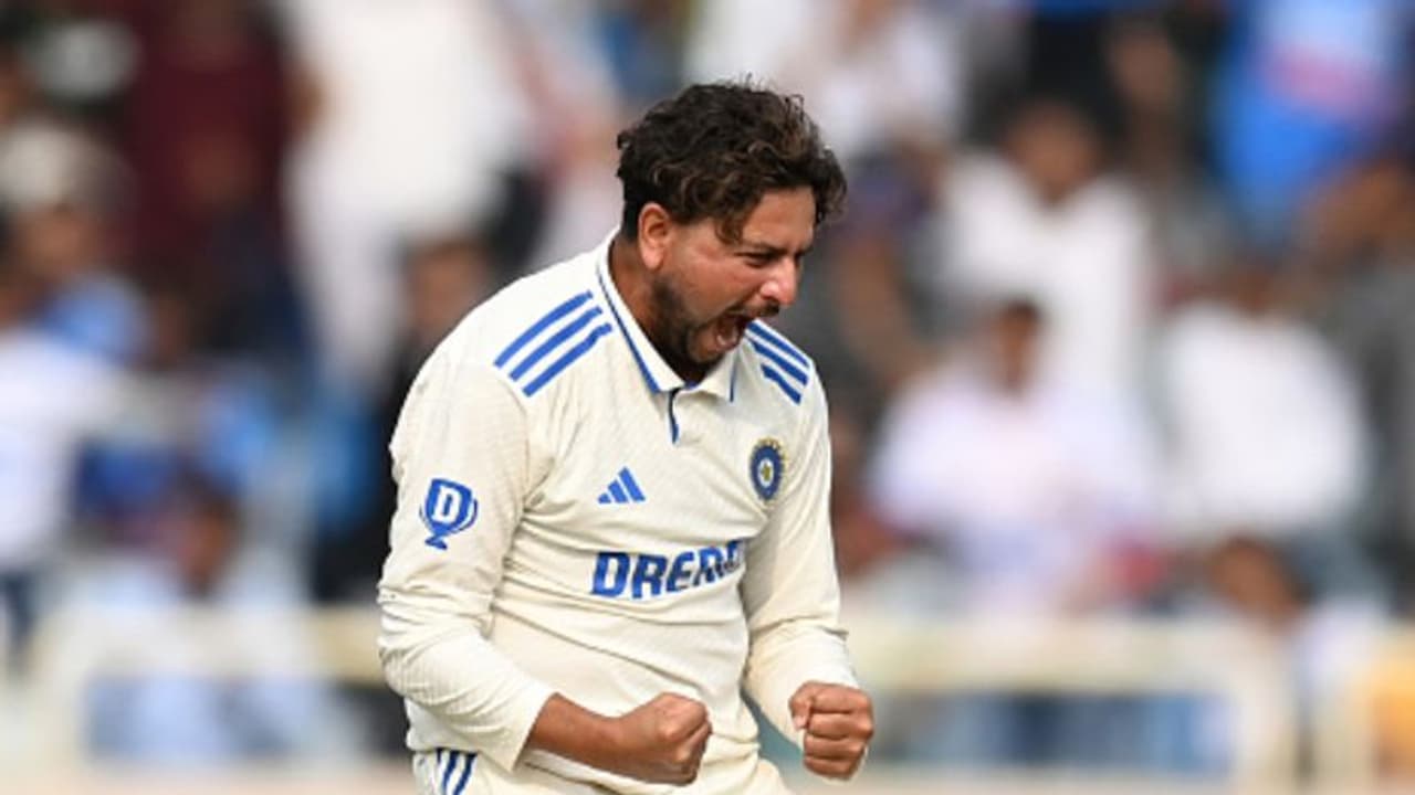 കളി കുല്ദീപിനോടോ, വിക്കറ്റുകള് തുടരെ വീണ് ഇംഗ്ലണ്ട്; ഭീഷണിയുയര്ത്തി ക്രോലിയുടെ ഫിഫ്റ്റി കളി കുല്ദീപിനോടോ, വിക്കറ്റുകള് തുടരെ വീണ് ഇംഗ്ലണ്ട്; ഭീഷണിയുയര്ത്തി ക്രോലിയുടെ ഫിഫ്റ്റി