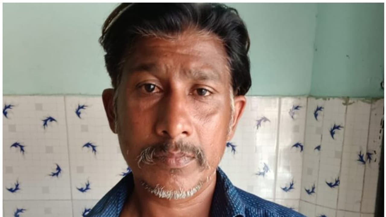 ആളില്ലാത്ത നേരത്ത് പമ്മി വന്നു, 51കാരിയെ കാലിൽ തൂക്കിയെടുത്തു, വീട്ടിലെത്തിച്ച് പീഡനം: പ്രതി പിടിയിൽ ആളില്ലാത്ത നേരത്ത് പമ്മി വന്നു, 51കാരിയെ കാലിൽ തൂക്കിയെടുത്തു, വീട്ടിലെത്തിച്ച് പീഡനം: പ്രതി പിടിയിൽ