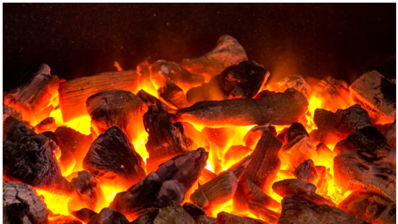 കത്തുന്ന കൽക്കരിയിൽ വൃദ്ധനെ ബലംപ്രയോഗിച്ച് നൃത്തം ചെയ്യിപ്പിച്ചു, മന്ത്രവാദം പഠിച്ചെന്ന് ആരോപണം; കേസ് കത്തുന്ന കൽക്കരിയിൽ വൃദ്ധനെ ബലംപ്രയോഗിച്ച് നൃത്തം ചെയ്യിപ്പിച്ചു, മന്ത്രവാദം പഠിച്ചെന്ന് ആരോപണം; കേസ്