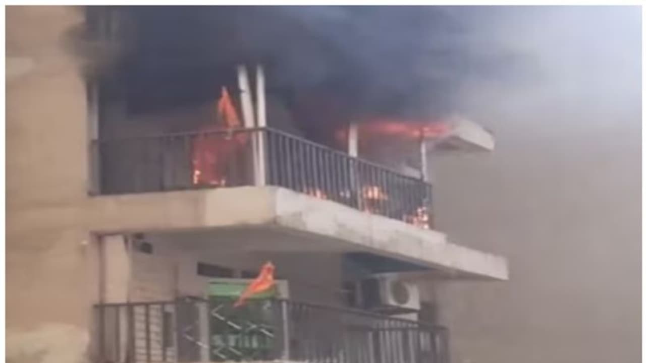 ഫ്ലാറ്റിന്റെ രണ്ടാം നിലയിൽ തീപിടുത്തം; ഓടി രക്ഷപ്പെട്ട് താമസക്കാർ; കാരണം അജ്ഞാതം, സംഭവം യുപി നോയിഡയിൽ ഫ്ലാറ്റിന്റെ രണ്ടാം നിലയിൽ തീപിടുത്തം; ഓടി രക്ഷപ്പെട്ട് താമസക്കാർ; കാരണം അജ്ഞാതം, സംഭവം യുപി നോയിഡയിൽ